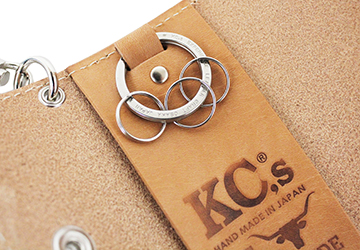 ステアハイドを贅沢に使用したシンプルキーケース（牛革/日本製）　インナーにはKC,sダブルリングを使用し、更に小さいリングが3つ付属しています。
